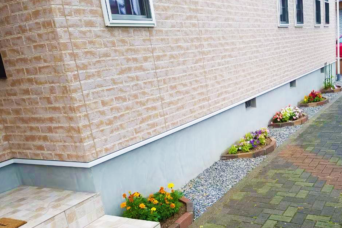 外壁色に合わせたスリム花壇