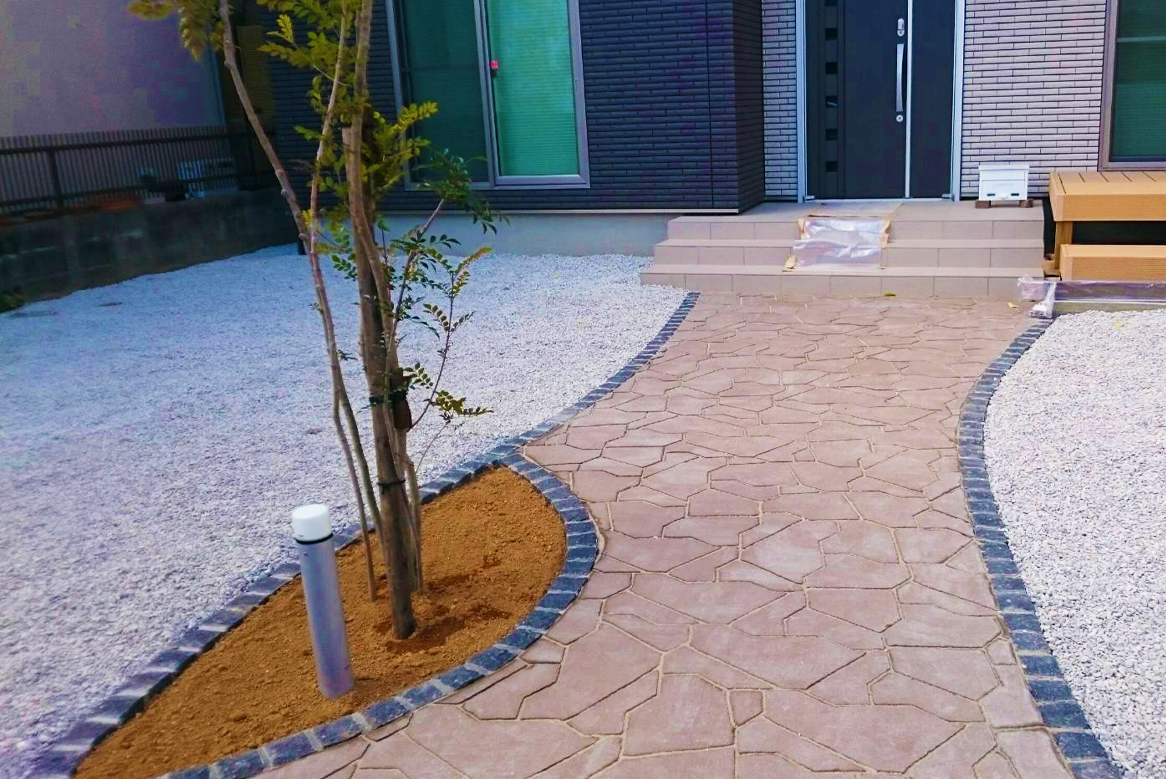 天然ピンコロ石で縁取りしたアプローチ